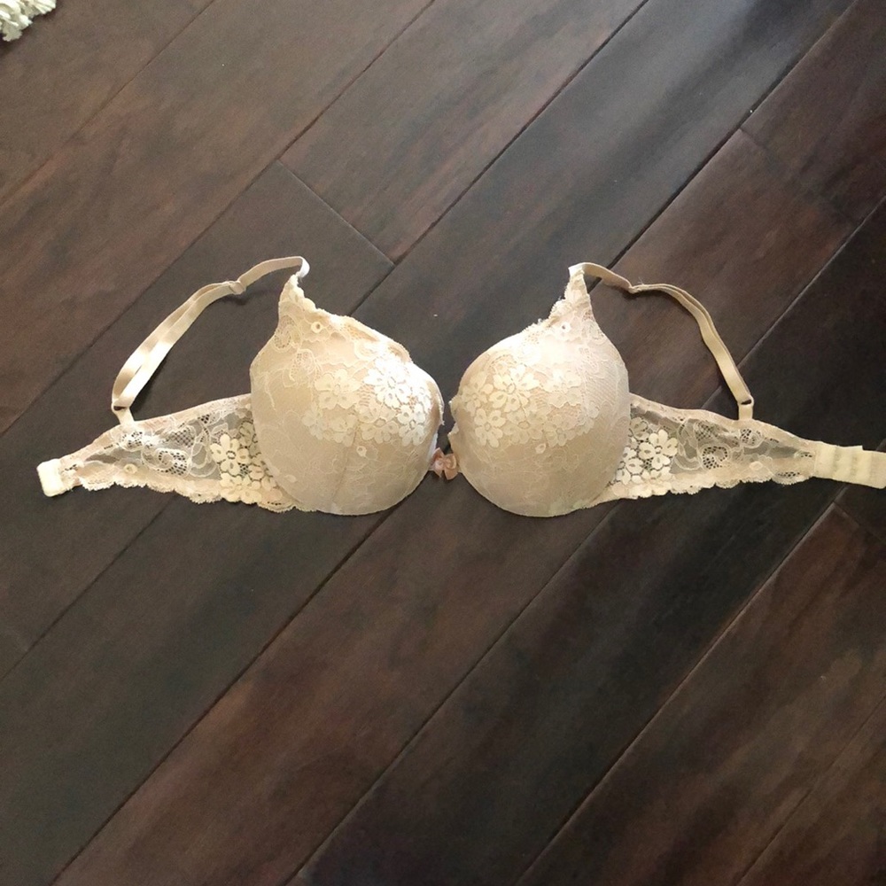 Victoria’s Secret bra 34 D cream lace